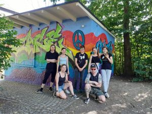 Grafitti-Workshop Teilnehmer vor Graffiti-Wand